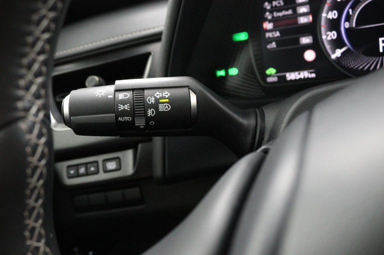 Lexus UX - 250h Business Line 29
