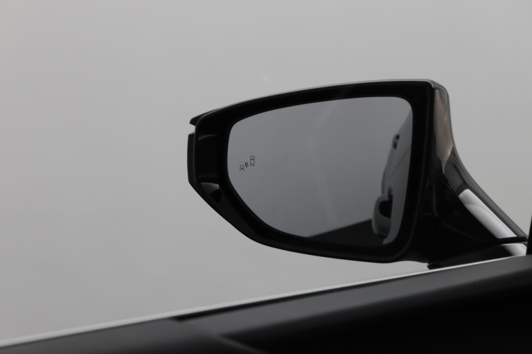 Lexus UX - 250h Business Line 36
