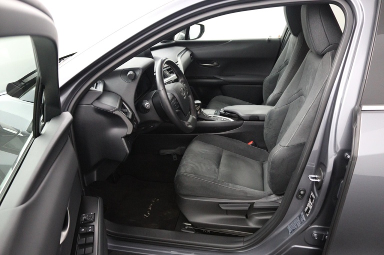 Lexus UX - 250h Preference Line 17