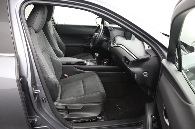 Lexus UX - 250h Preference Line 22