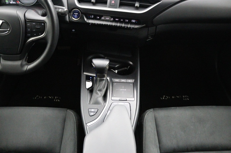 Lexus UX - 250h Preference Line 26