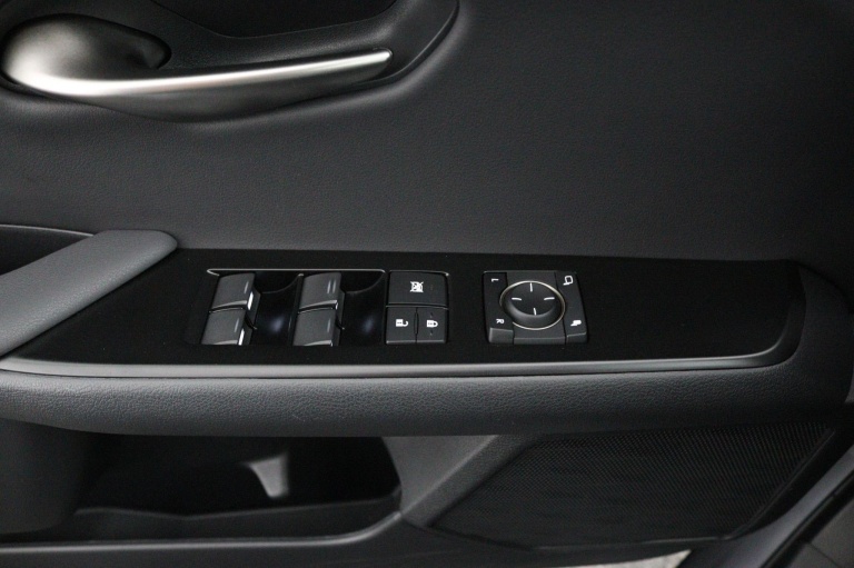Lexus UX - 250h Preference Line 27