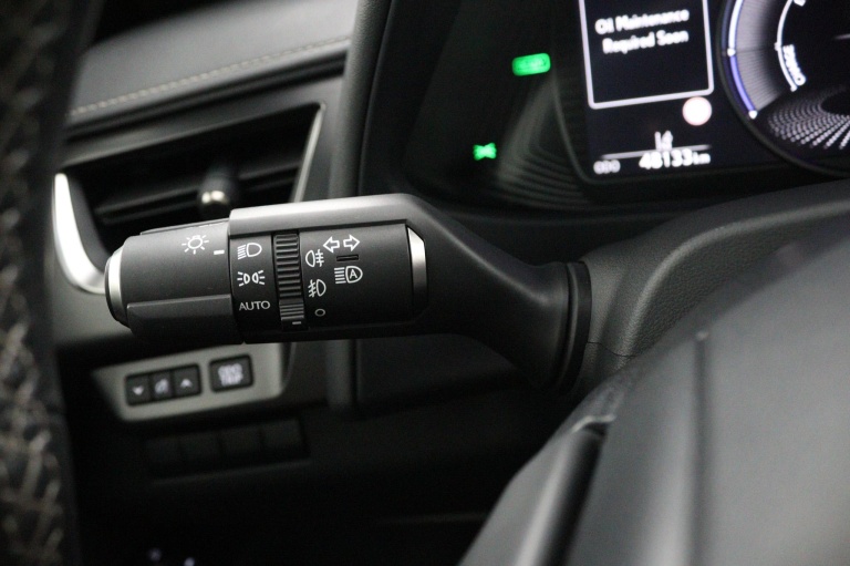 Lexus UX - 250h Preference Line 29