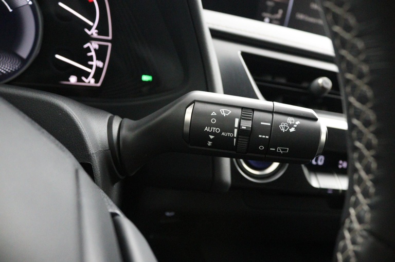 Lexus UX - 250h Preference Line 30
