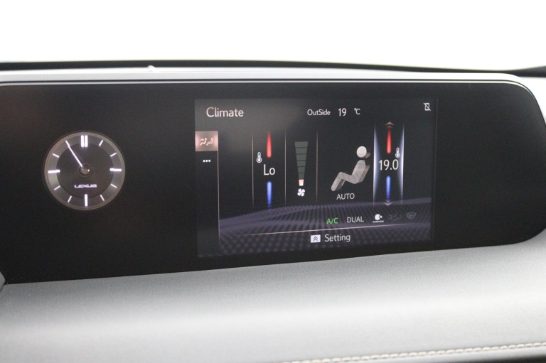 Lexus UX - 250h Preference Line 44
