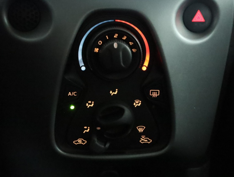 Toyota Aygo - 1.0 VVT-i x-play 9