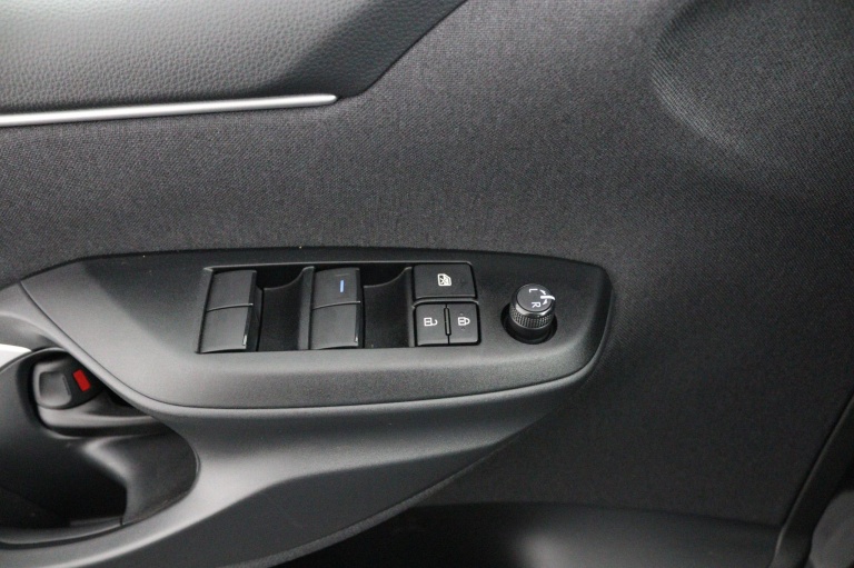 Toyota Yaris - 1.5 Hybrid Dynamic 28