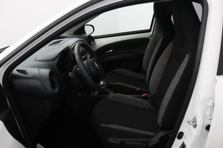 Toyota Aygo X - 1.0 VVT-i S-CVT Automaat First 17