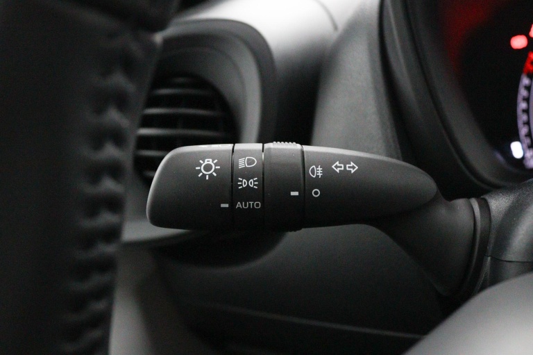 Toyota Aygo X - 1.0 VVT-i MT Play 28