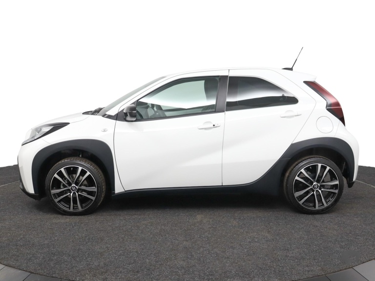 Toyota Aygo X - 1.0 VVT-i S-CVT first 3