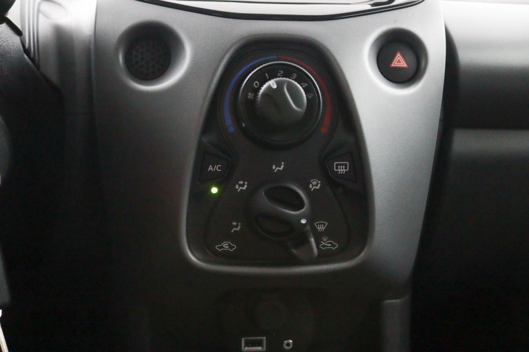 Toyota Aygo - 1.0 VVT-i x-play limited 18