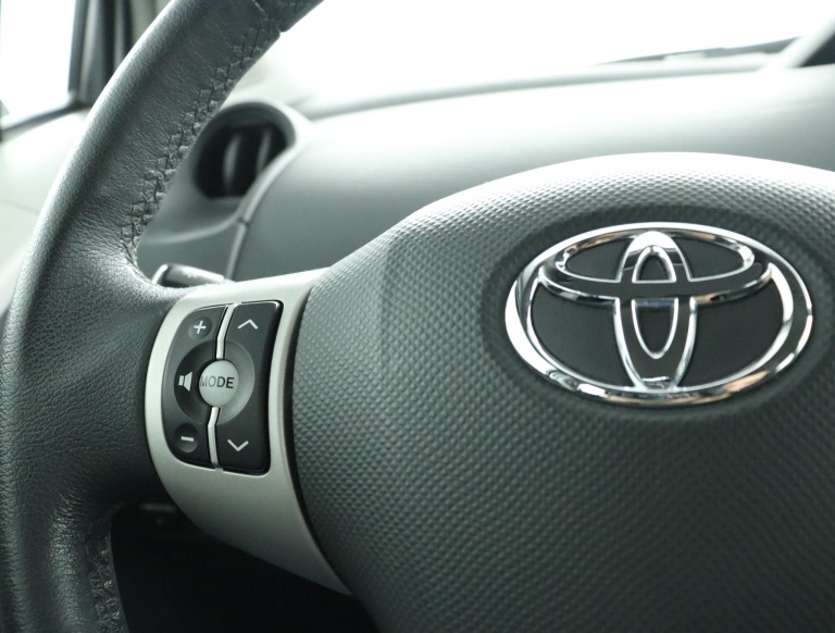 Toyota Yaris - 1.3 VVTi Sol 38