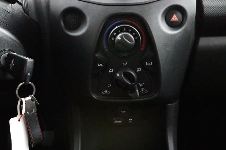 Toyota Aygo - 1.0 VVT-i x-now 16