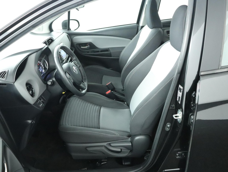 Toyota Yaris - 1.5 Hybrid Dynamic 17