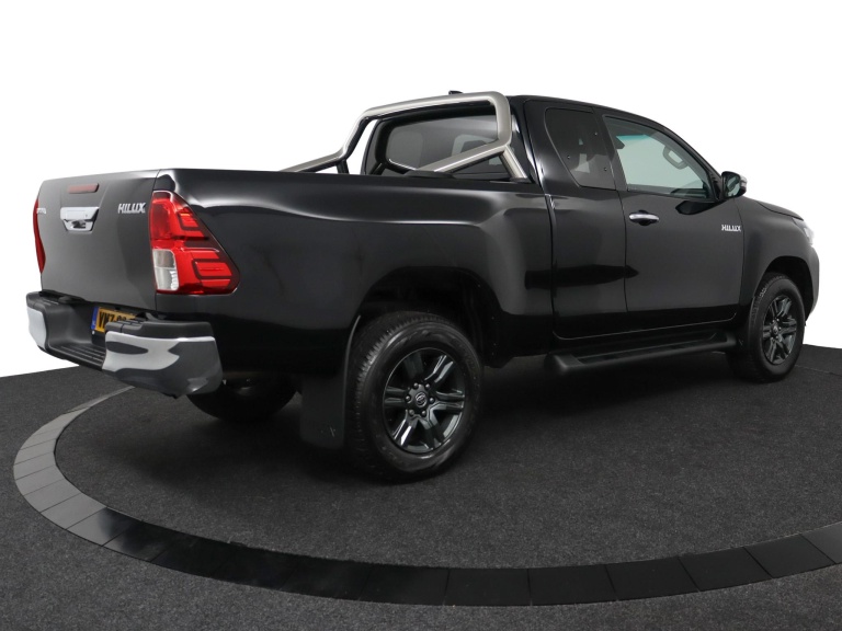 Toyota HiLux - 2.4 D-4D Xtra Cab Professional 2