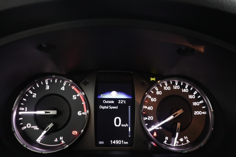 Toyota HiLux - 2.4 D-4D Xtra Cab Professional 6