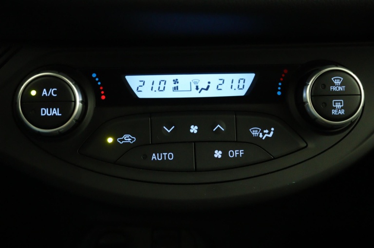Toyota Yaris - 1.5 VVT-i Bi-Tone | Navigatie | Climate Control 24
