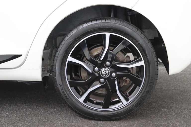 Toyota Yaris - 1.5 VVT-i Bi-Tone | Navigatie | Trekhaak 14
