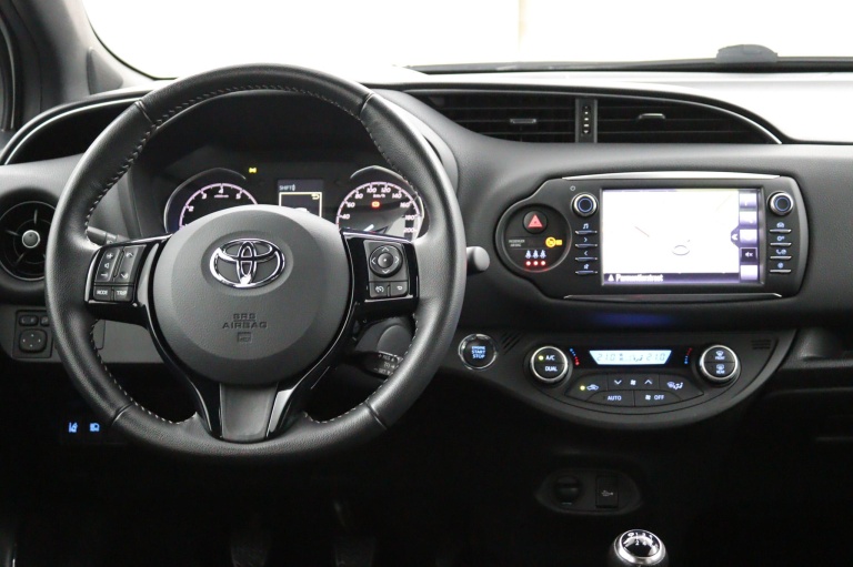 Toyota Yaris - 1.5 VVT-i Bi-Tone | Navigatie | Trekhaak 17