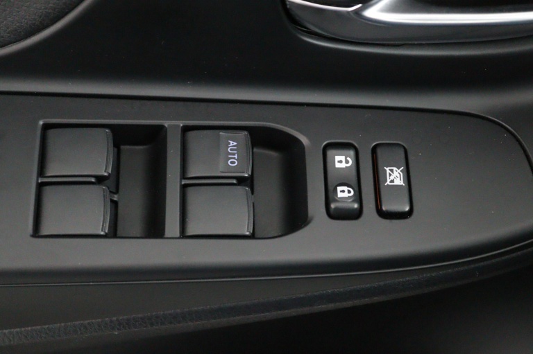 Toyota Yaris - 1.5 VVT-i Bi-Tone | Navigatie | Trekhaak 33