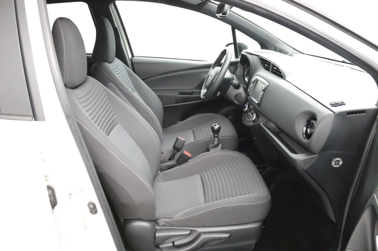 Toyota Yaris - 1.5 VVT-i Bi-Tone | Navigatie | Trekhaak 44