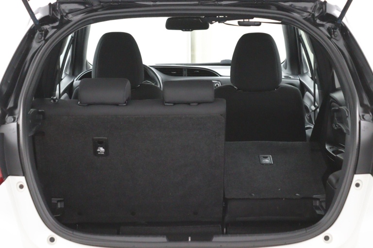 Toyota Yaris - 1.5 VVT-i Bi-Tone | Navigatie | Trekhaak 47