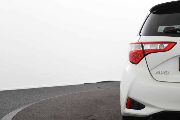 Toyota Yaris - 1.5 VVT-i Bi-Tone | Navigatie | Trekhaak 9