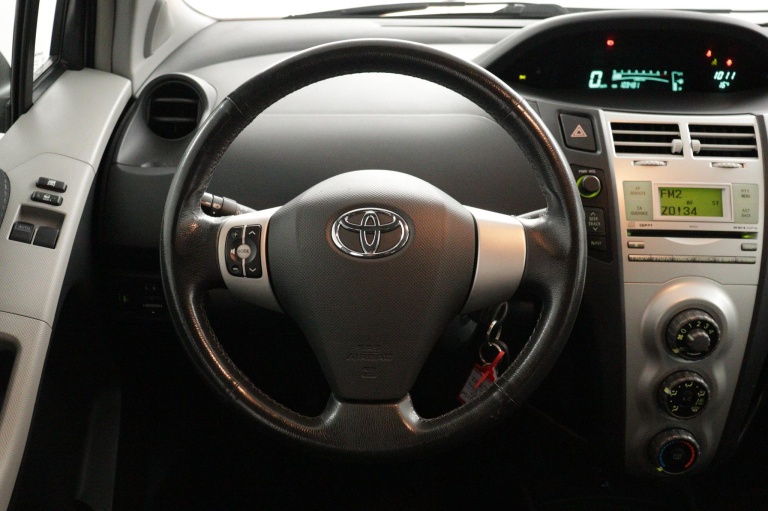 Toyota Yaris - 1.3 VVTi Sol 18