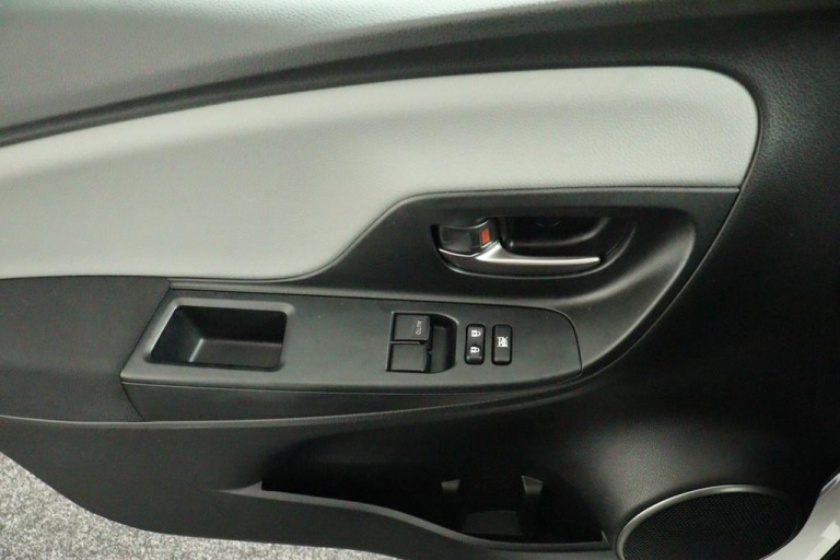 Toyota Yaris - 1.3 VVT-i Aspiration Bi-Tone 27