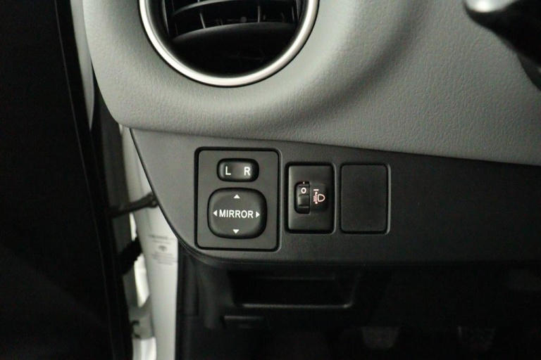 Toyota Yaris - 1.3 VVT-i Aspiration Bi-Tone 28