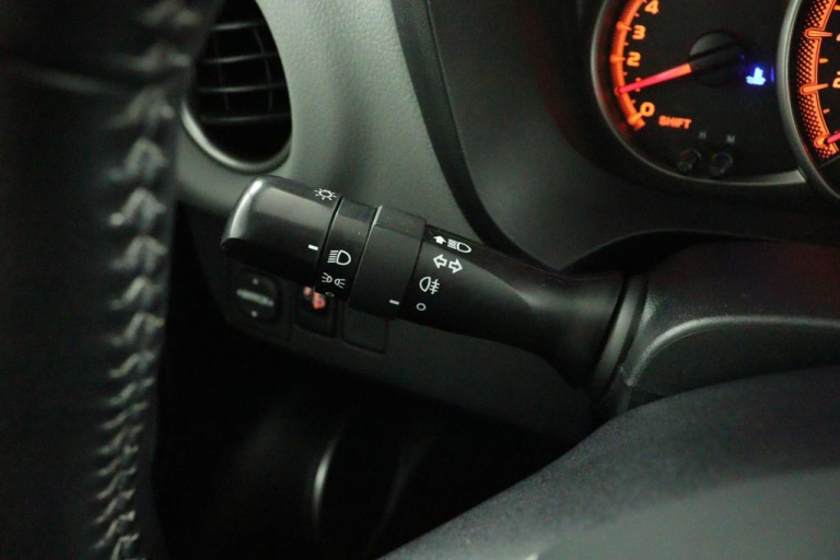 Toyota Yaris - 1.3 VVT-i Aspiration Bi-Tone 29