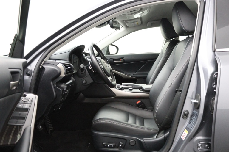 Lexus IS - 300h Luxury Line 17