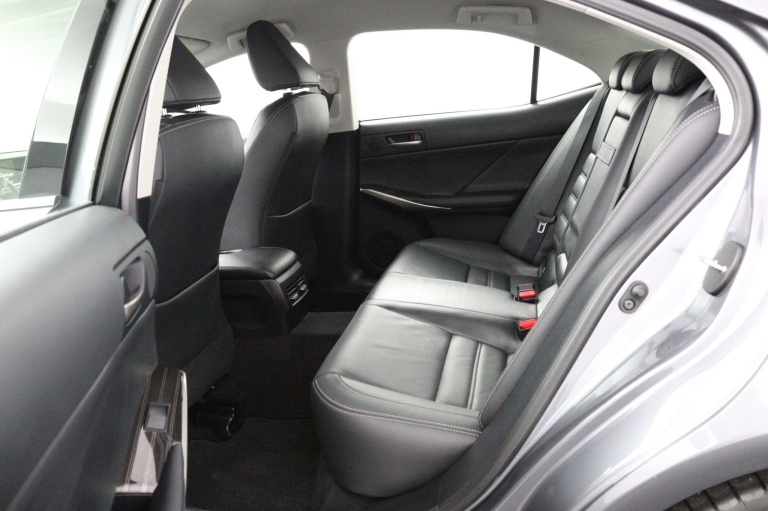 Lexus IS - 300h Luxury Line 18