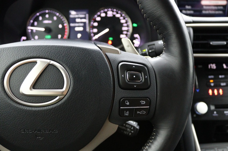 Lexus IS - 300h Luxury Line 21