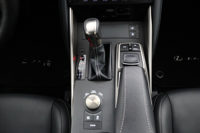 Lexus IS - 300h Luxury Line 24