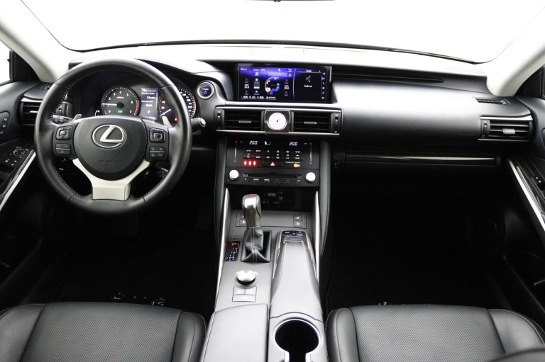 Lexus IS - 300h Luxury Line 4