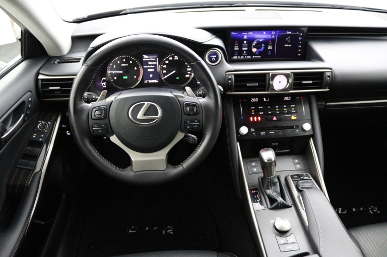Lexus IS - 300h Luxury Line 48