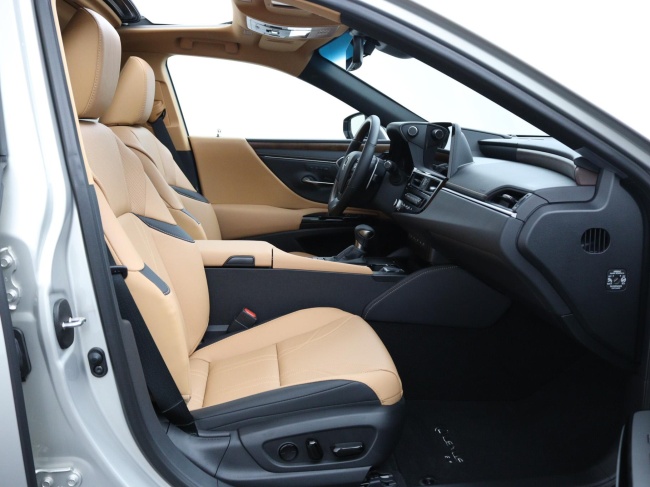 Lexus ES - 300h President Line