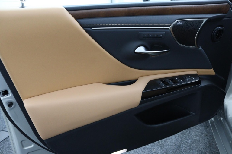 Lexus ES - 300h President Line 25
