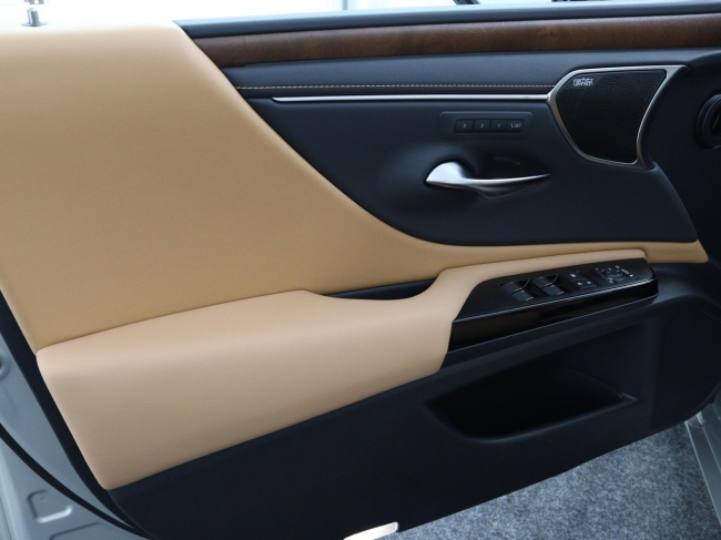 Lexus ES - 300h President Line