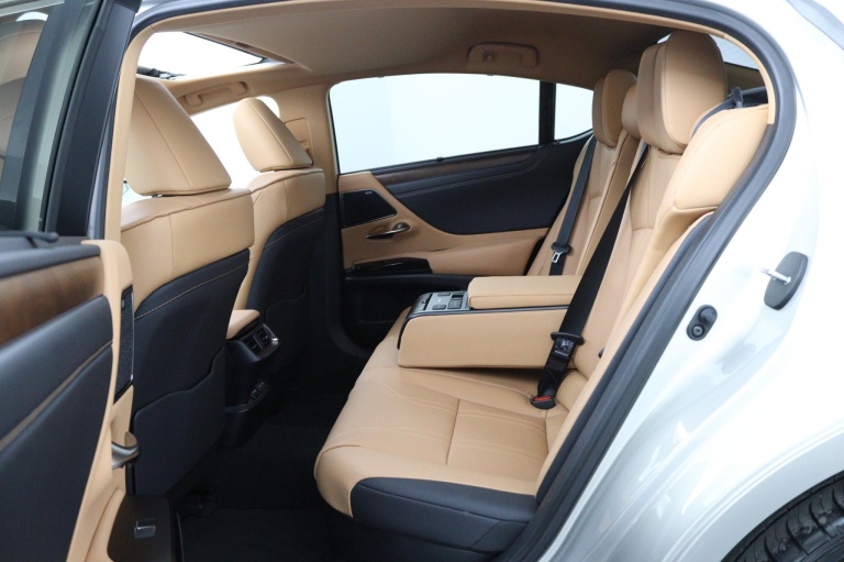 Lexus ES - 300h President Line 36