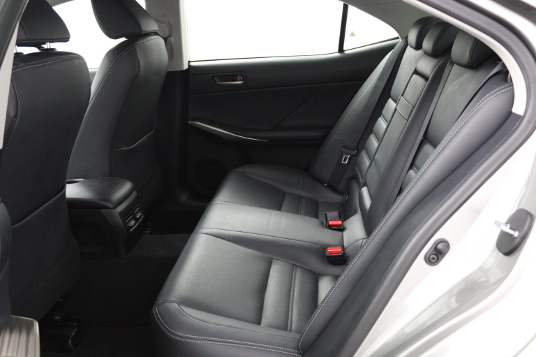 Lexus IS - 300h Hybrid Business Line 18