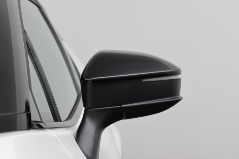 Toyota C-HR - 2.0 Plug-in Hybrid 220 Dynamic 12
