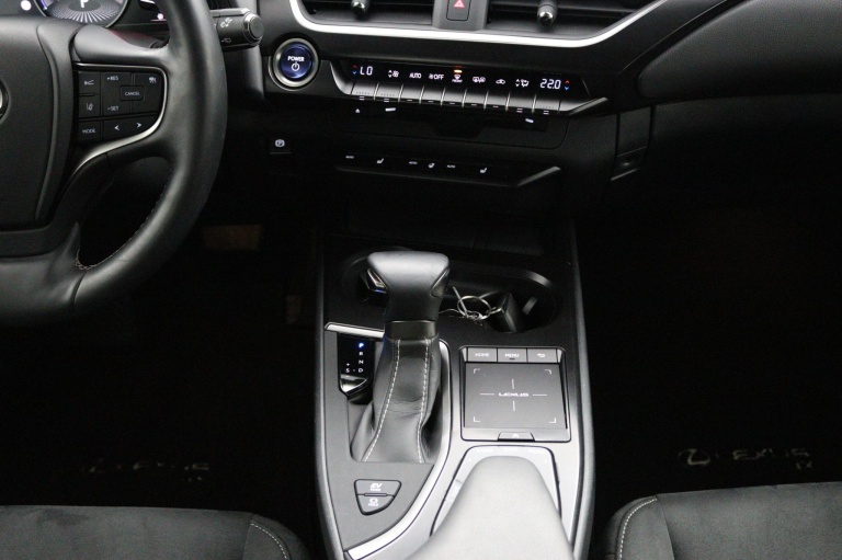 Lexus UX - 250h Business Line 27