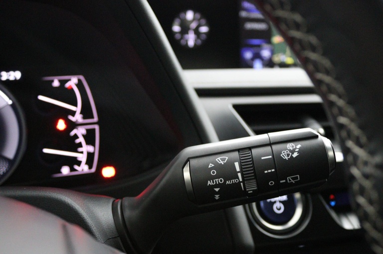 Lexus UX - 250h Business Line 31