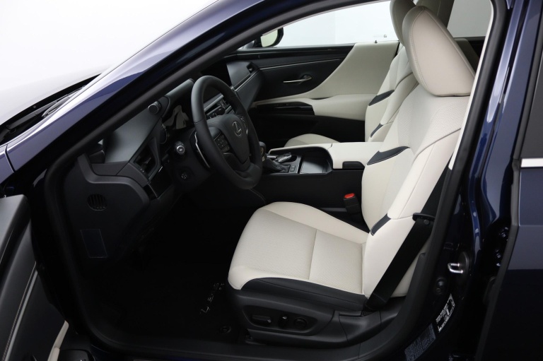 Lexus ES - 300h 35th Edition 17