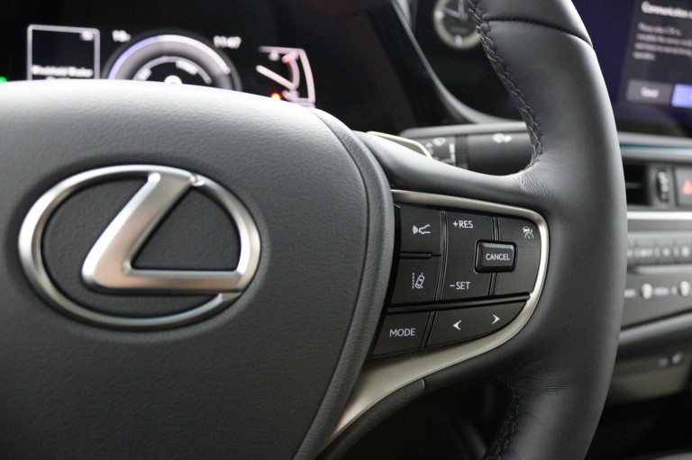 Lexus ES - 300h 35th Edition 21