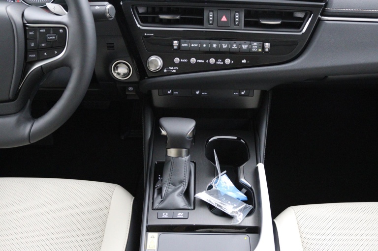 Lexus ES - 300h 35th Edition 24