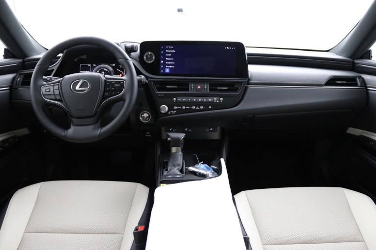 Lexus ES - 300h 35th Edition 4