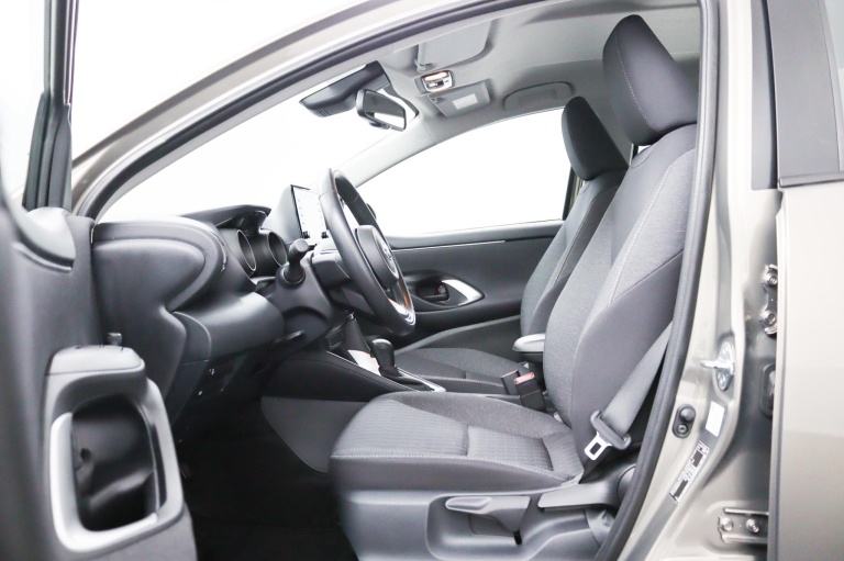 Toyota Yaris - 1.5 Hybrid 115 First Edition | Stoelverwarming | 18